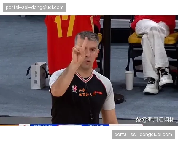 场边瞬间：杨鸣指导因抱怨判罚吃到技术犯规