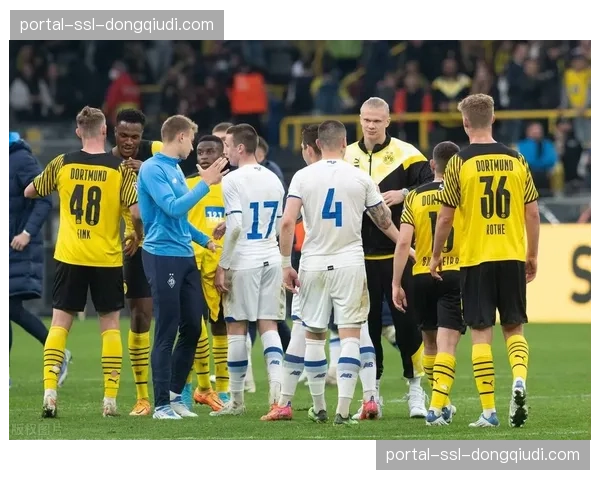 暖心一幕：美因茨vs奥格斯堡赛前，全场为俱乐部传奇逝世默哀